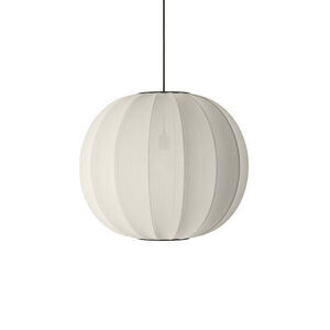 Rund lampe med strikket tekstur og vertikale striber i perle-hvid farve.